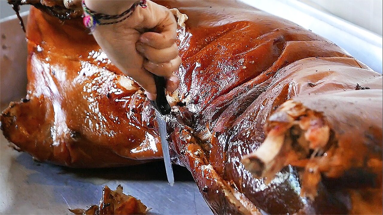 Indonesian Street Food - WHOLE ROAST PIG Barbecue Pork BBQ Bali Indonesia