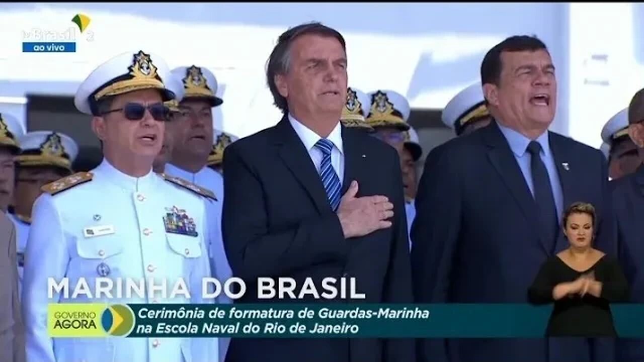 Bolsonaro canta o hino do Brasil na Cerimônia da Marinha no RJ