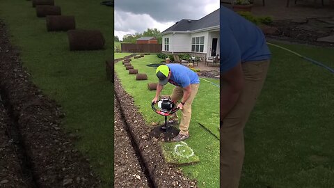 HE’S FIXING A DIVOT!!