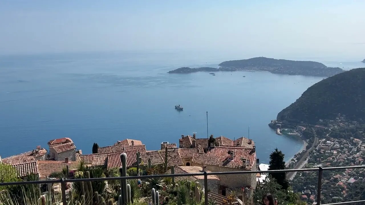 地中海边Eze小村。从山顶看海。