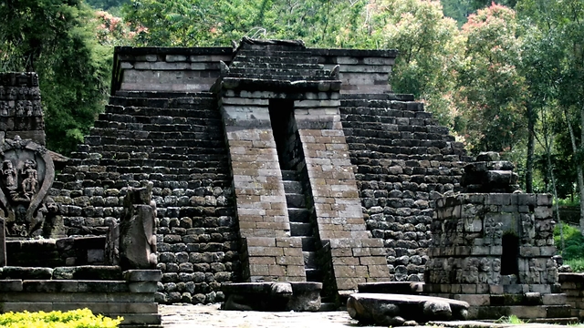 Sukuh ancient temple RUS Храм пришельцев Индонезия