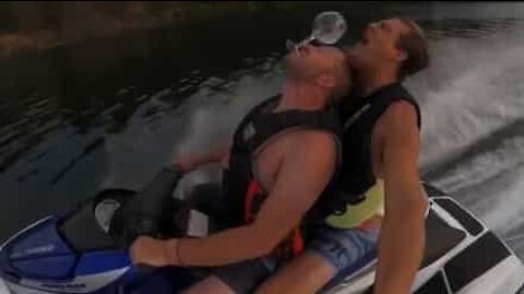 Deux amis réalisent le "wine challenge" sur un jet ski!