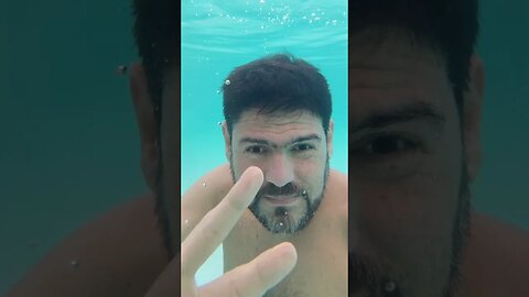 Huawei P60 Pro - ¿Es RESISTENTE al agua? - Prueba de la piscina #shorts