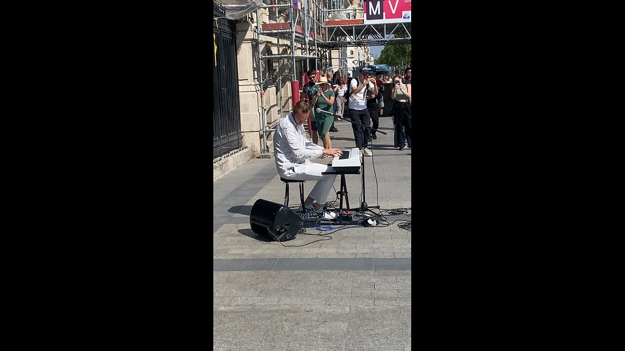 Man sing in Paris