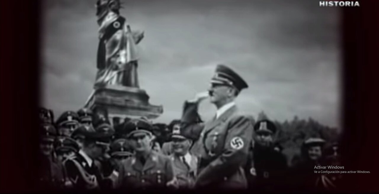 Hitler hace el saludo nazi frente a la estatua de la libertad