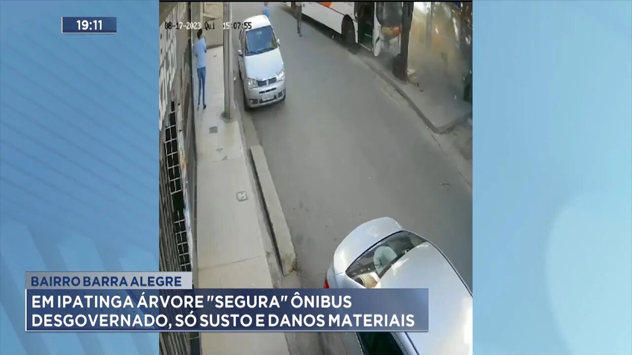 Bairro Barra Alegre: Em Ipatinga árvore segura ônibus desgovernado, só susto e danos materiais.