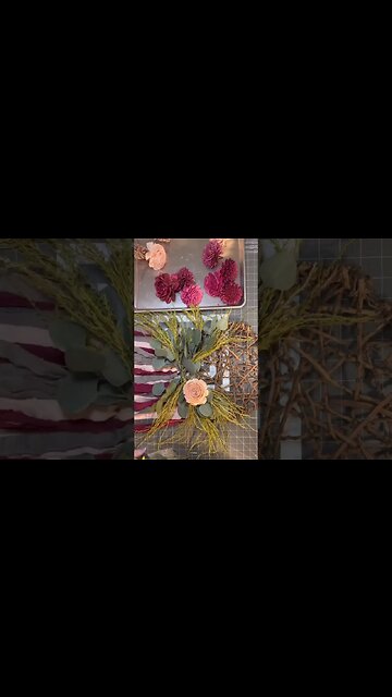 How to Make a Boho Wreath #julieswreathboutique #bohostyledecor #weddingdecor #craftingideas