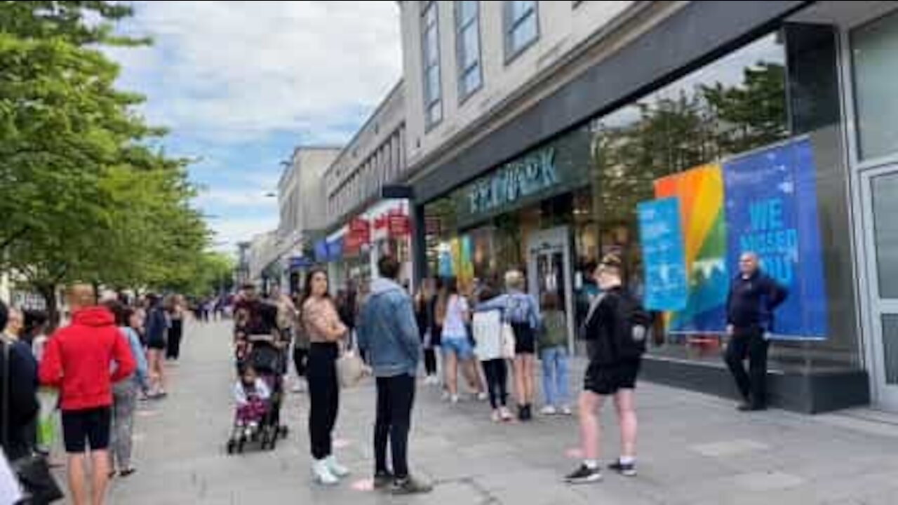 Des heures de queue pour entrer dans les boutiques au Royaume-Uni