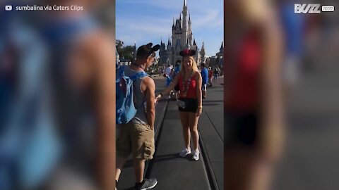 Pedido de casamento e anúncio de gravidez em plena Disney World