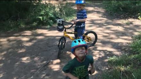 Criança faz descida radical de bicicleta mas leva grande tombo!