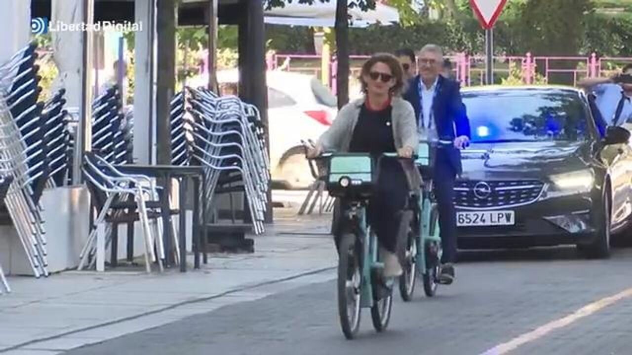 Spanish minister flies on a private jet & takes a bicycle 100 meters before the climate conference