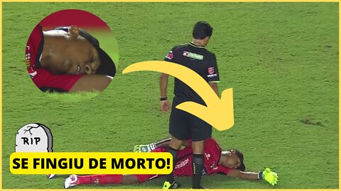 O GOLEIRO QUE FINGIU ESTÁ DESMAIADO PARA NÃO SER EXPULSO