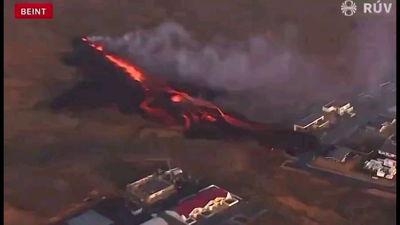 Iceland 🇮🇸| Volcanic eruption in Grindavík consumes houses.