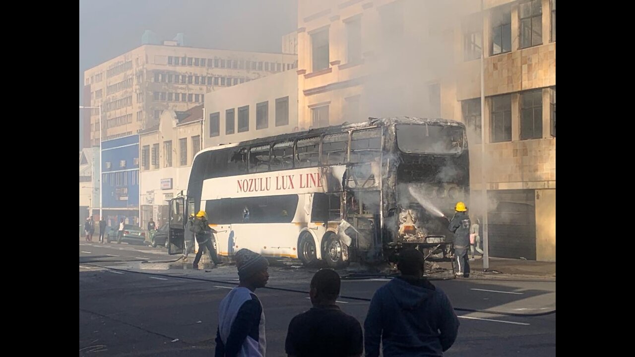 Fire fighters battle bus blaze in Durban CBD. Video: Metro Police.