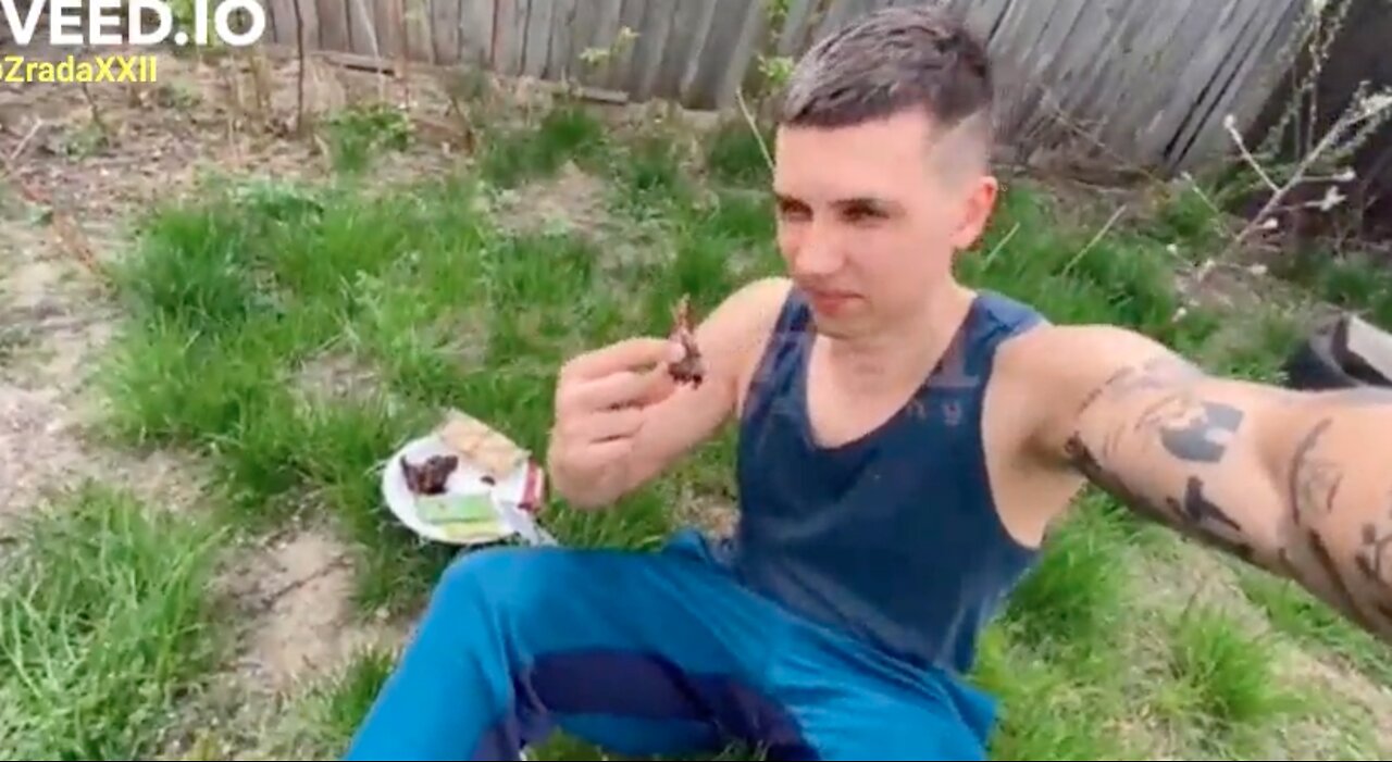 GRAPHIC 18+ Ukrainian eats human remains thinking that it is Russian Soldier!