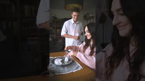 MODELKA W RESTAURACJI