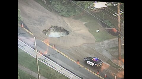 Large sinkhole closes portion of Lakeshore Boulevard in Mentor