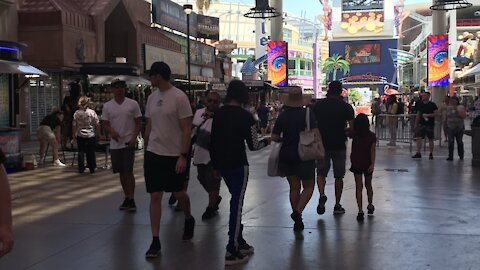 Crowds flock to Las Vegas for Memorial Day weekend