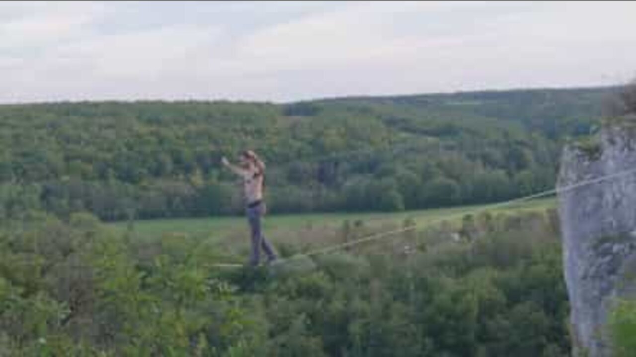 Atleta faz "moonwalk" em slackline