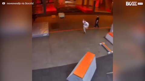 Teenager laver super hurtige parkour tricks