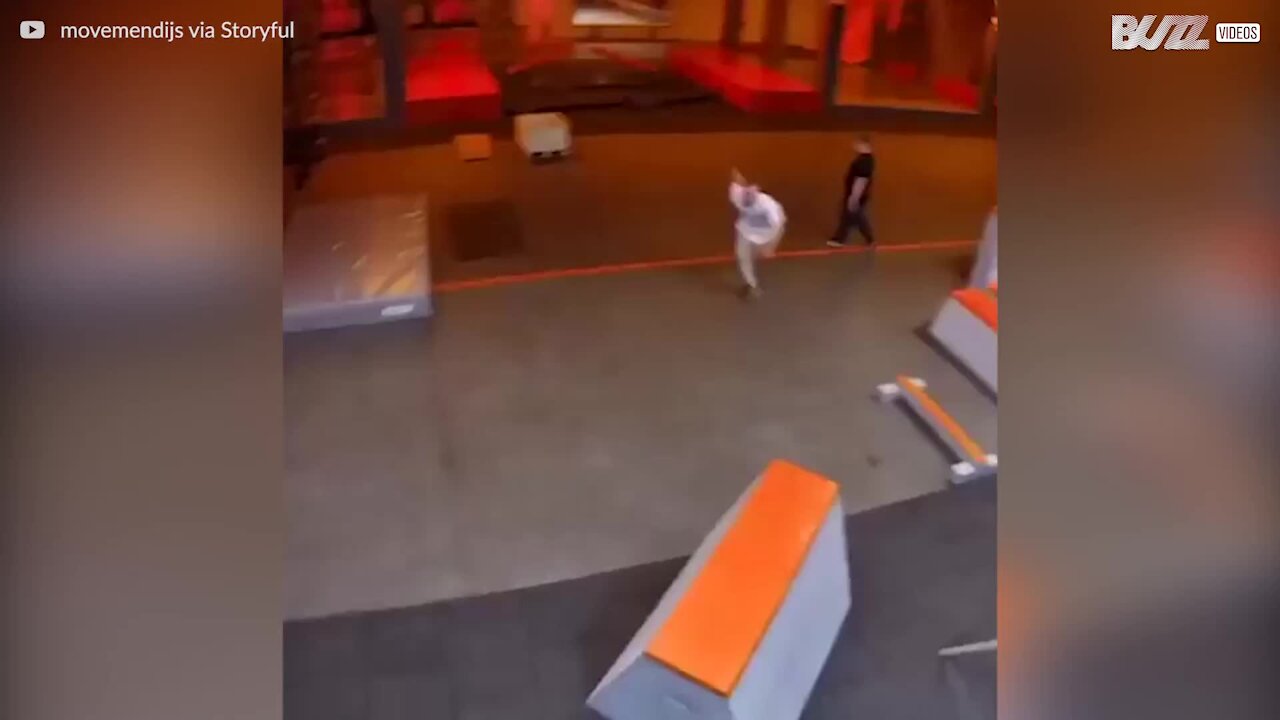 Teenager laver super hurtige parkour tricks