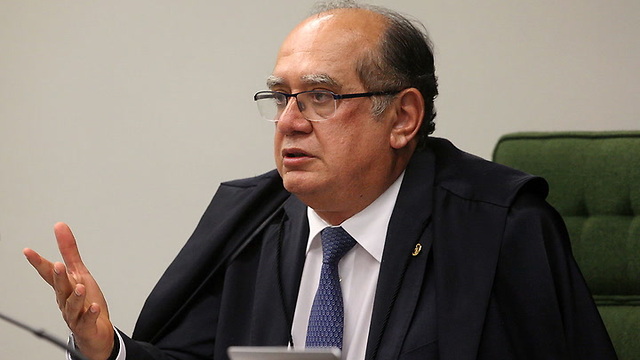 No Pacaembu, multidão chama Gilmar Mendes de 'ladrão' e 'corrupto'