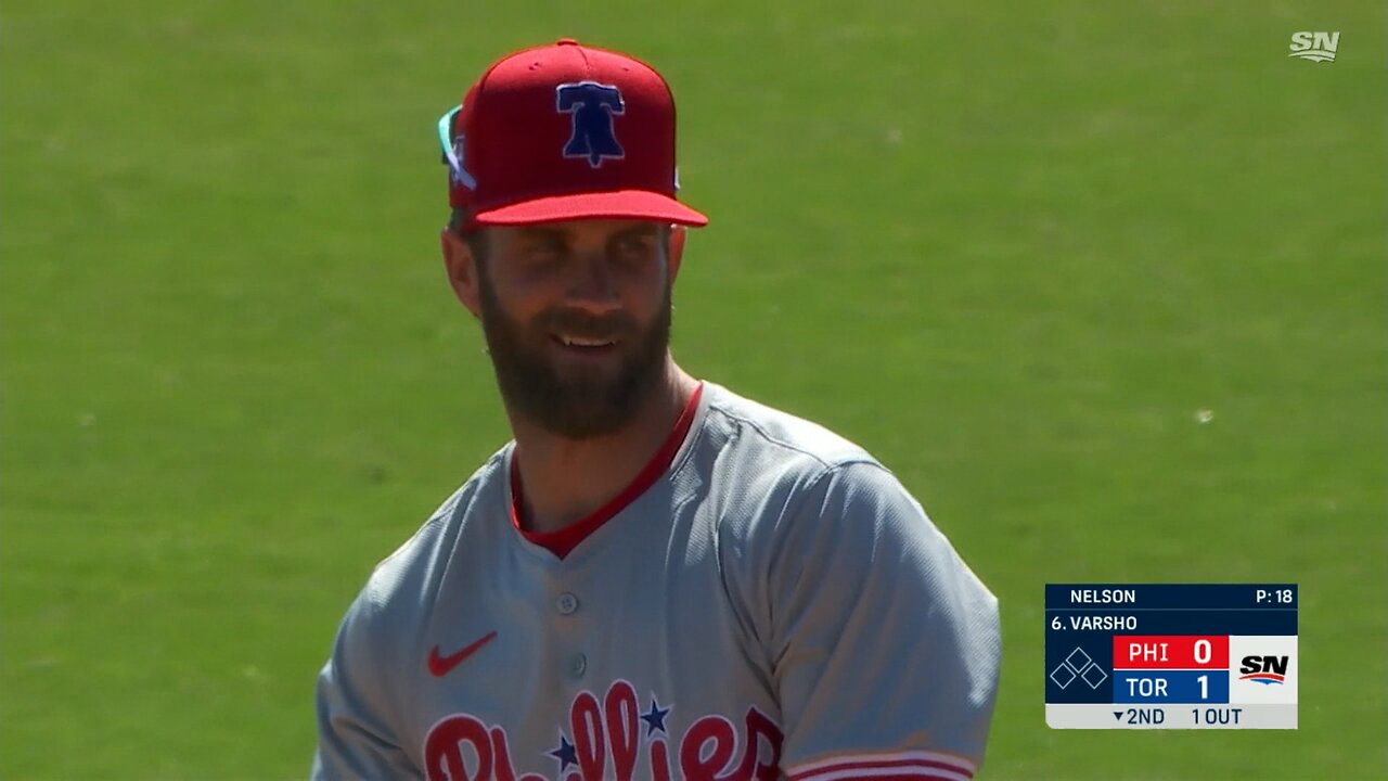 Bryce Harper makes an amazing catch for the out Phillies @ Blue Jays