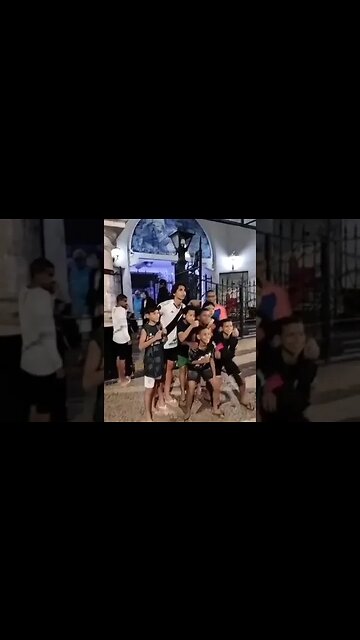 Criançada na frente de São Januário com um jogador do Vasco