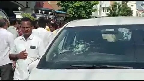 Senthil Balaji’s supporters attack IT officers’ vehicle at Karur.