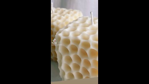 Honeycomb candle with vanilla