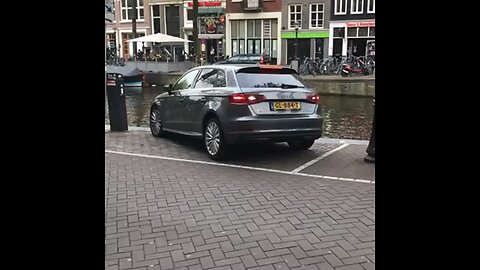 Car almost falls into the canals of Amsterdam