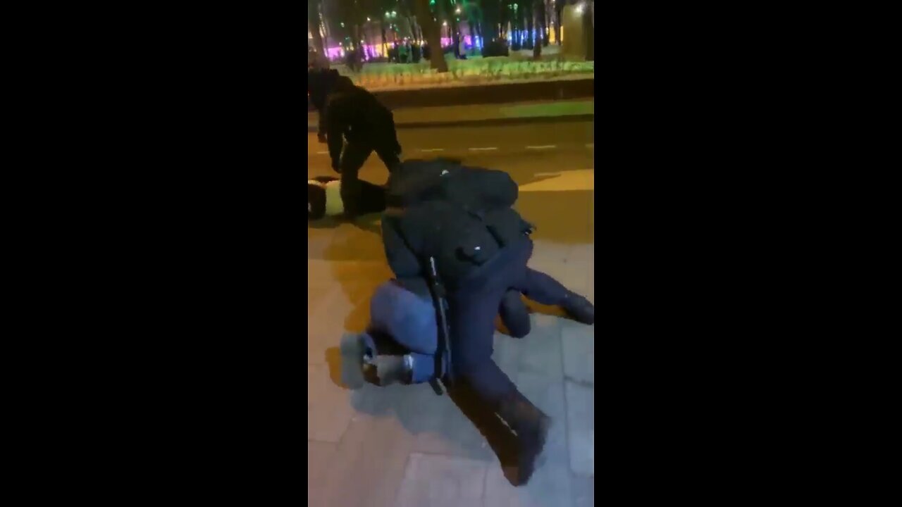 #BREAKING people in Moscow protesting pier the war being silenced ...