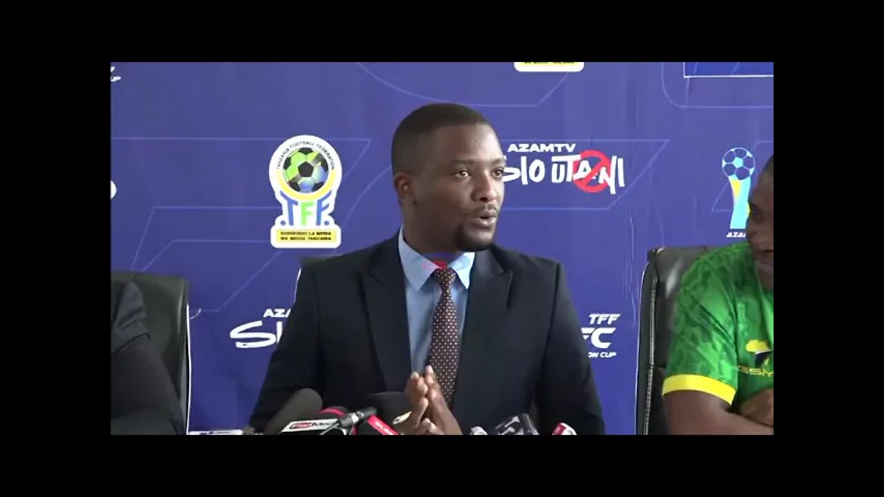 Msemaji wa Simba akiongea na waandishi wa habari kuelekea kwenye mechi yao dhidi ya Yanga.