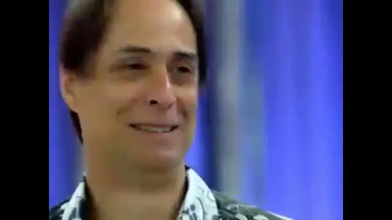 Agostinho Carrara recebendo o taxi no programa do Luciano Huck