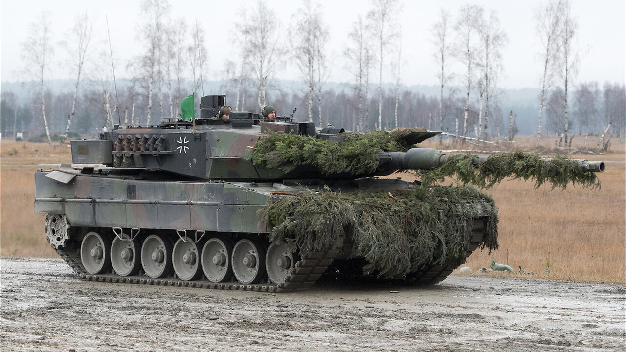 Tanque alemán Leopard 2A6 se retira hacia la parte trasera despues que su grupo fue derrotado