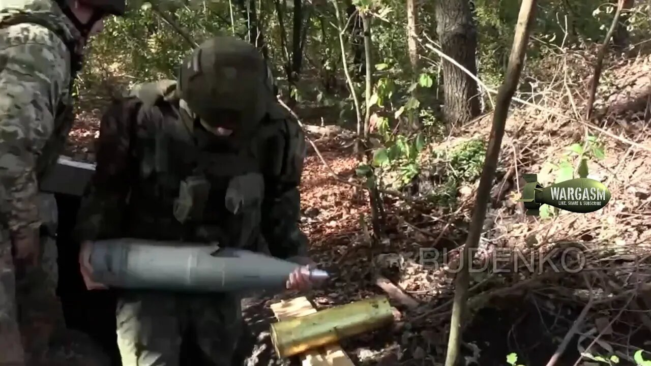 Russian howitzer crew at work near Avdeevka