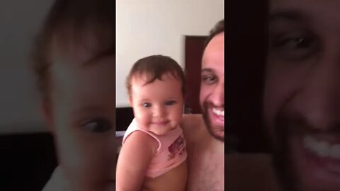 LINDA BEBE GIRANDO NO COLO E ANDANDO DE HOVERBOARD BEAUTIFUL BABY SPINNING ON HER AND WALKING IN HB