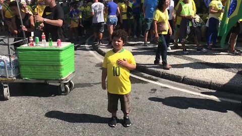 São Paulo - SP, 01/05/22, Criança canta o hino nacional. Apoio a Bolsonaro e das liberdades!