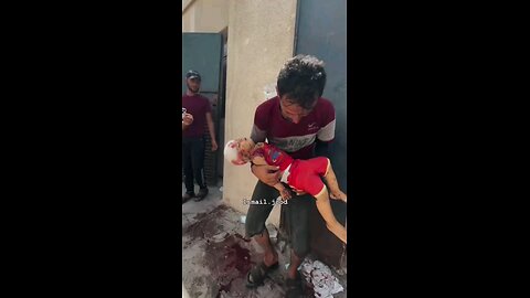 أب يحمل طفله الذي قتله الاحتلال في المجزرة بمخيم النصيرات #نــ𓂆ــابــلــس_الثــ𓂆ـــوار