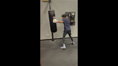 El cheo does some bag work