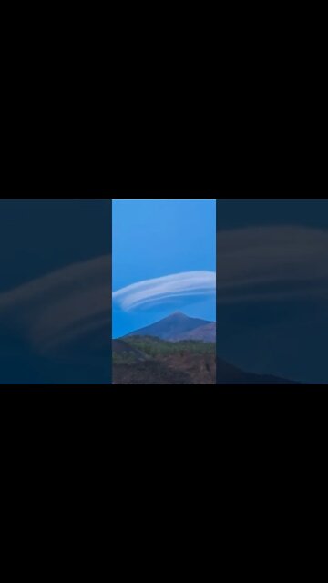 Esta nube lenticular permanece sobre esta montaña todo el día.