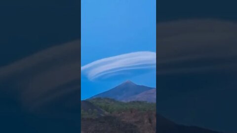 Esta nube lenticular permanece sobre esta montaña todo el día.