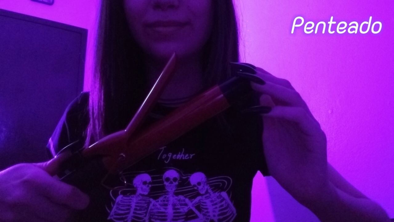 ASMR - Arrumando teu cabelo pro ano novo (babyliss, spray, mouth sounds) ✨