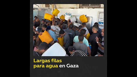 Palestinos forman largas colas para recibir agua en Gaza