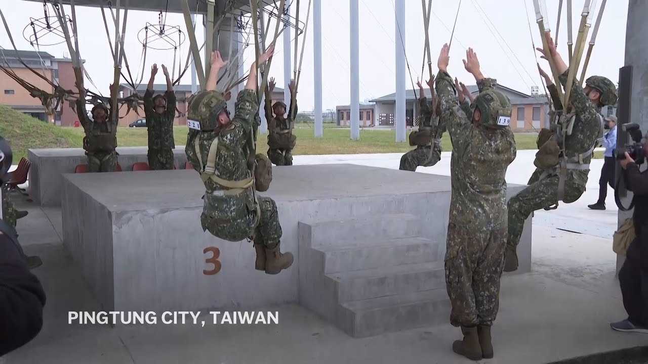 Taiwan paratroopers use virtual reality simulators in training exercises