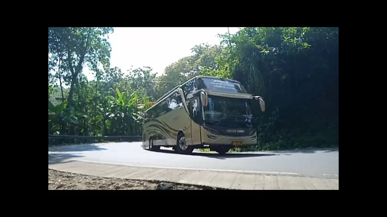 Antrian Bus Pariwisata Dari Pantai Pangandaran Di Tanjakan Emplak Pangandaran