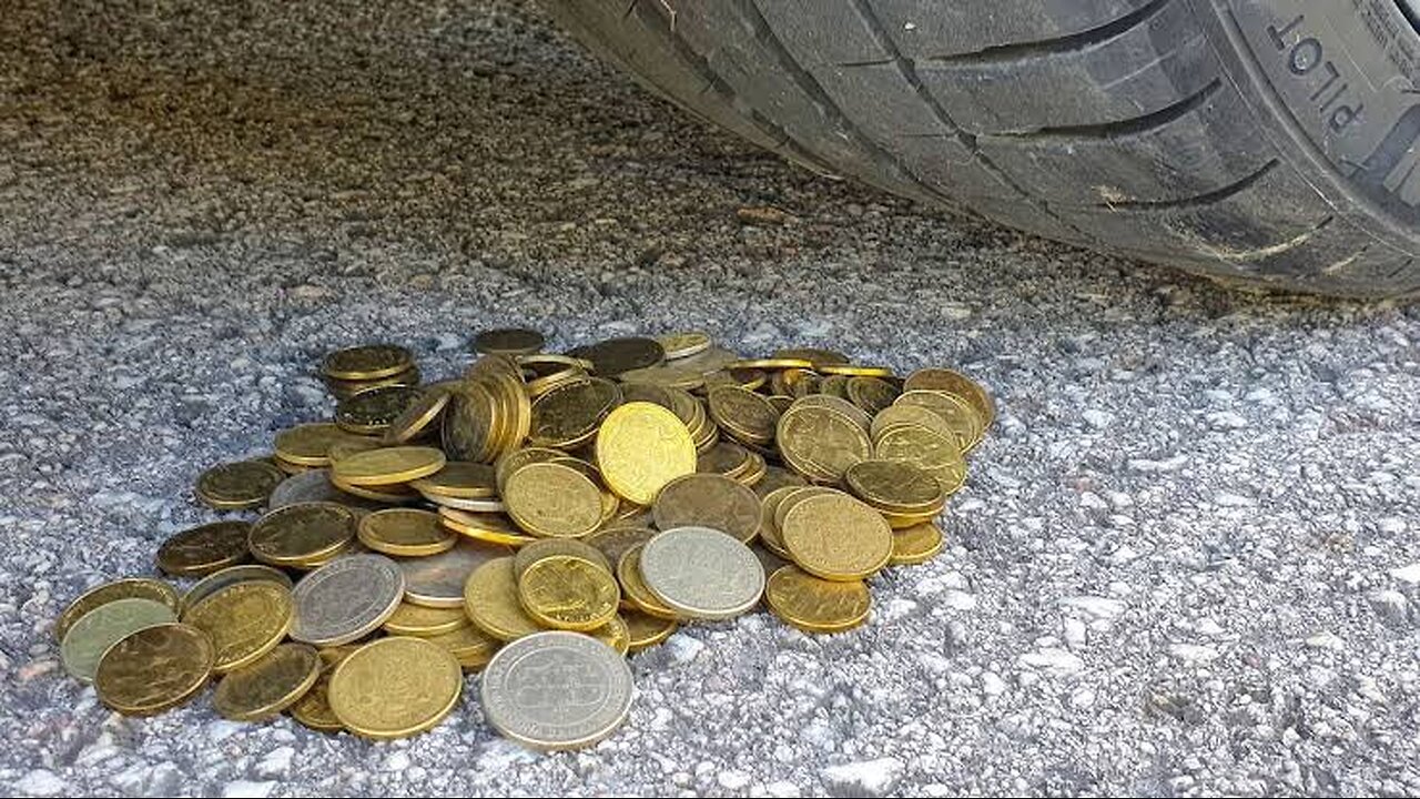 Esmagando coisas crocantes e macias de carro! EXPERIMENTE CARRO VS MOEDAS