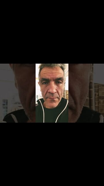 15 segundos de atenção plena de Neo olhando para você, preparem-se não percam essa oportunidade