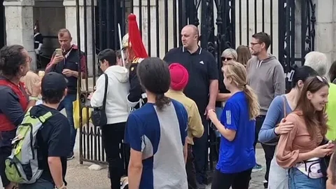 Tourist does not move when guard shouts make way two time what could possibly happen #thekingsguard