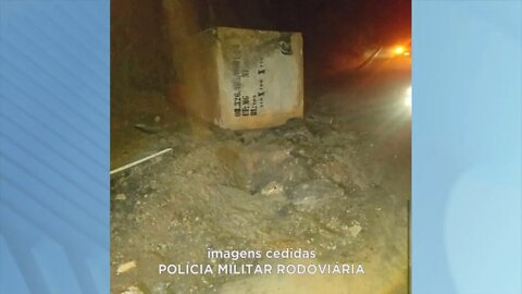 Trecho da MG-217: carreta carregada com pedra tomba em rodovia e motorista não fica ferido